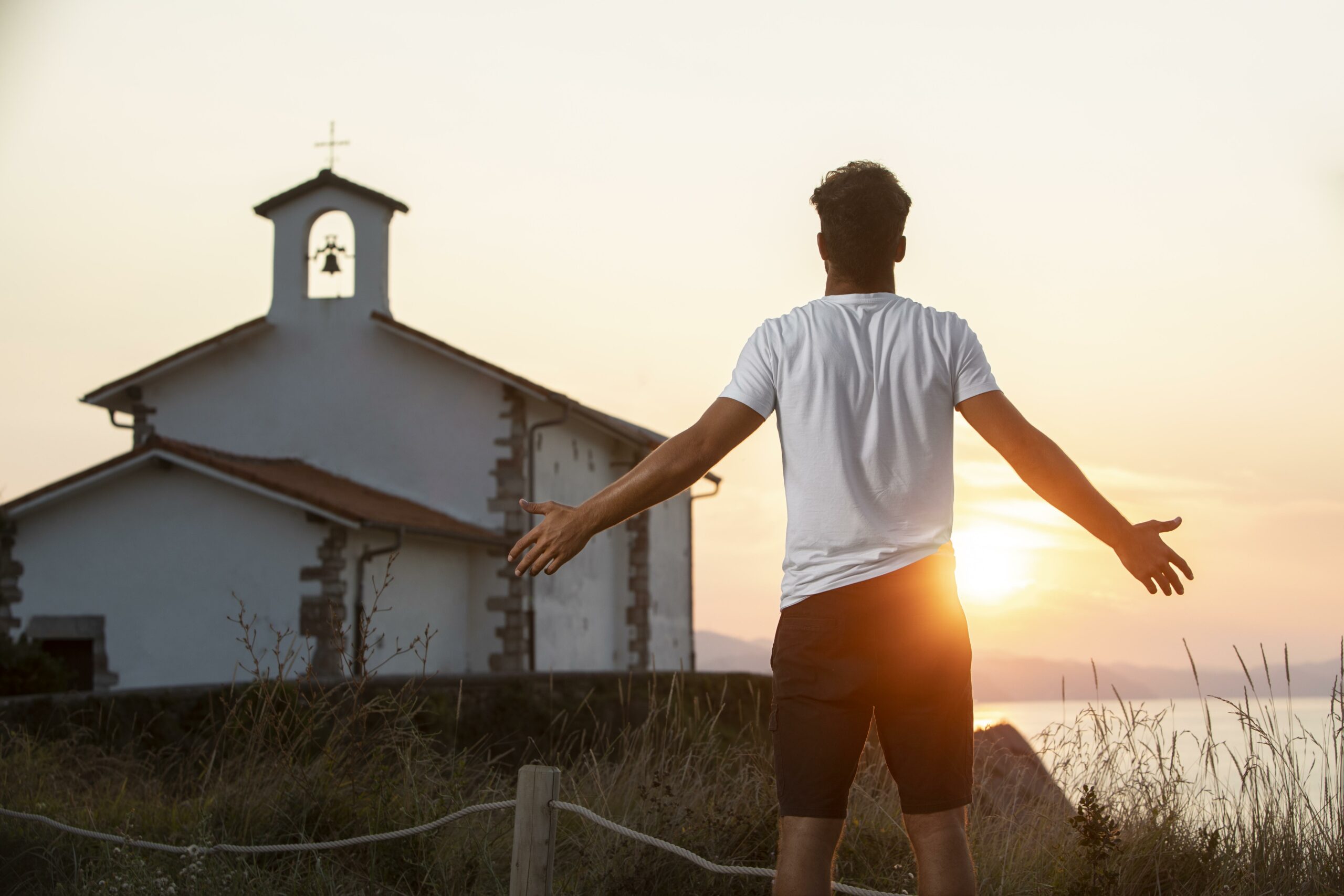 vue-arriere-beau-voyageur-masculin-profitant-du-coucher-de-soleil